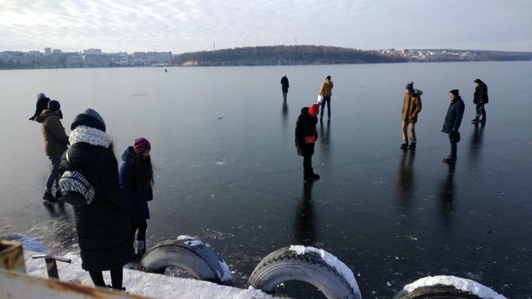 Прикарпатські рятувальники не допустили батька з 2 дітьми на небезпечну кригу