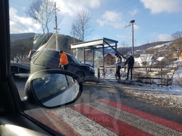 В курортному Яремче автомобіль врізався у зупинку громадського транспорту