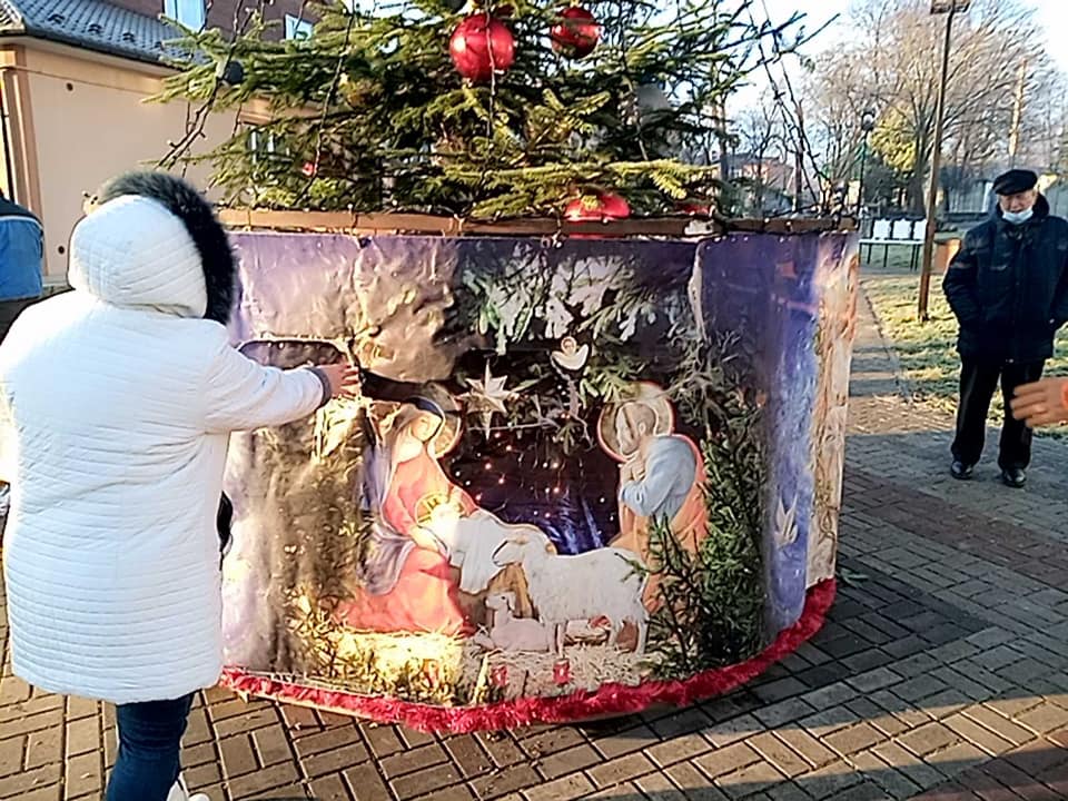 В Долині вандали понищили одну із комунальних святкових ялинок ФОТО