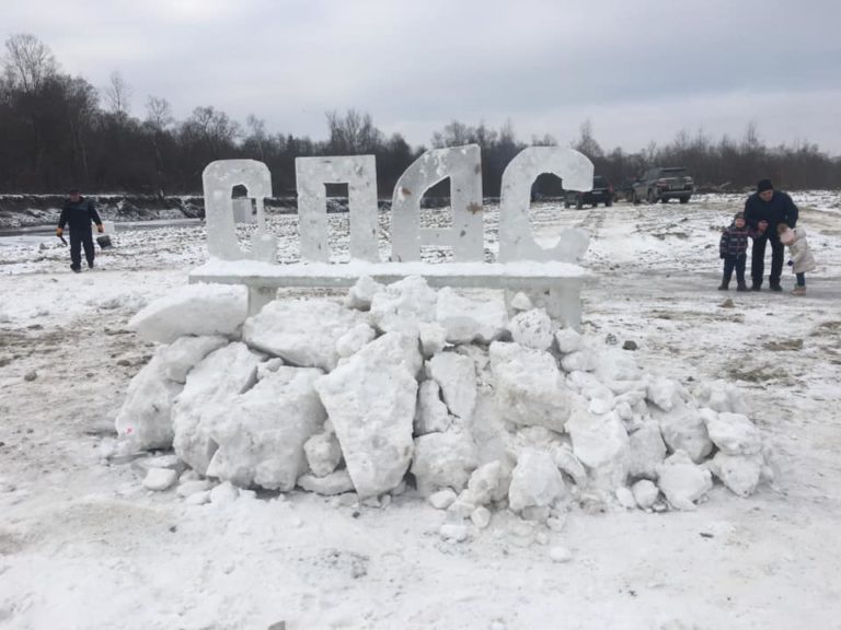 У селі на Коломийщині до свята Водохреща збудували вже традиційне крижане містечко ФОТО