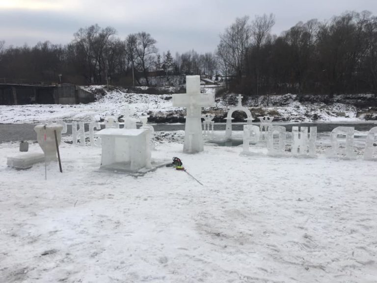 У селі на Коломийщині до свята Водохреща збудували вже традиційне крижане містечко ФОТО