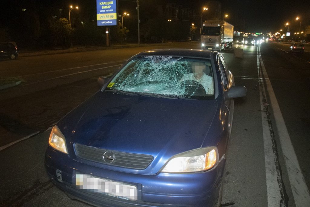 У Франківську, в темну пору доби, під колеса легковика потрапив черговий пішохід-порушник