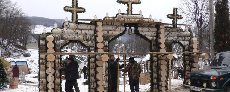 Жителі гірського прикарпатського села замість крижаних скульптур поставили дерев'яні ФОТО та ВІДЕО