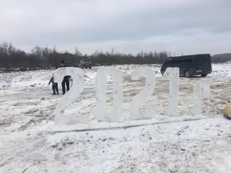 У селі на Коломийщині до свята Водохреща збудували вже традиційне крижане містечко ФОТО