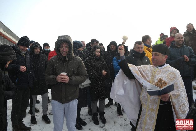 Франківець встановив рекорд з підіймання гирі у крижаній воді ФОТО