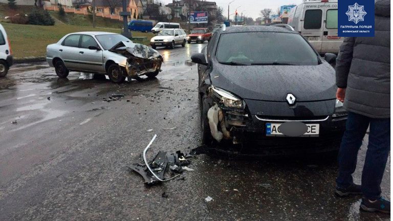 На Прикарпатті зіткнулися два легковика