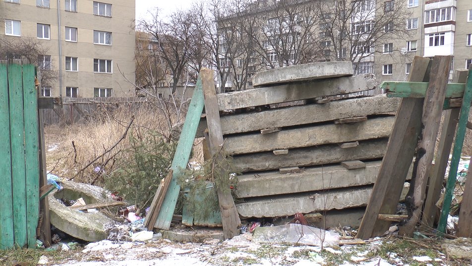 Територію поблизу кількох франківських багатоповерхівок перетворили на стихійне сміттєзвалище ФОТО та ВІДЕО