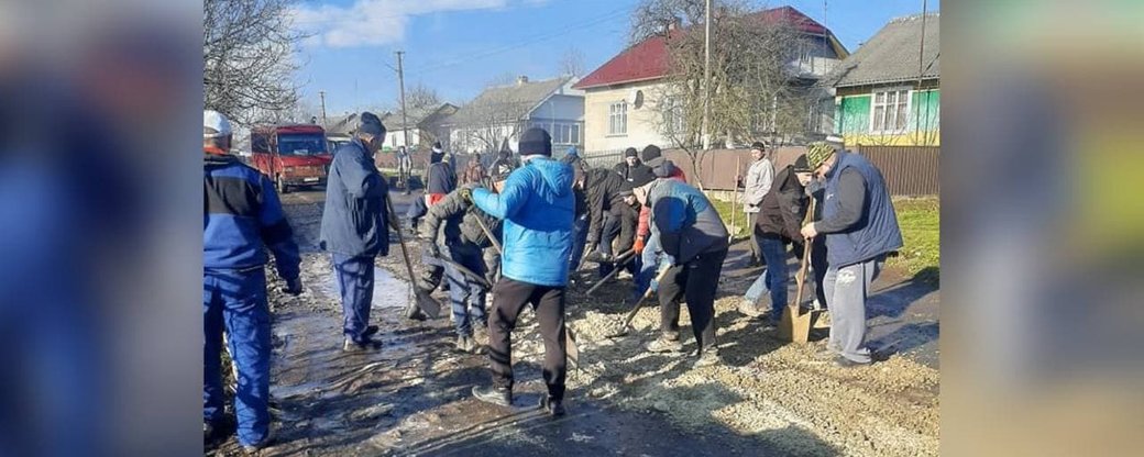 Як у прикарпатській громаді люди самотужки ремонтували дороги ФОТО та ВІДЕО