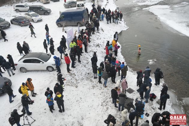 Франківець встановив рекорд з підіймання гирі у крижаній воді ФОТО