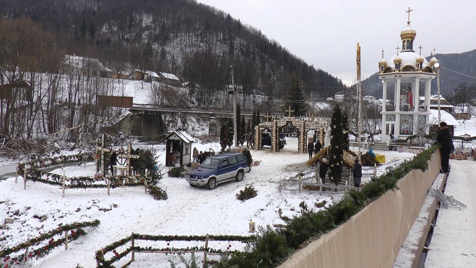 Жителі гірського прикарпатського села замість крижаних скульптур поставили дерев'яні ФОТО та ВІДЕО