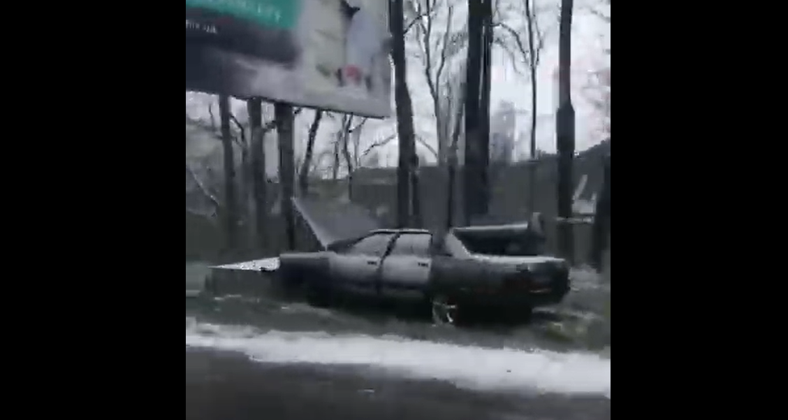 Неподалік Франківська автівка на швидкості влетіла в бетонний стовп ВІДЕО