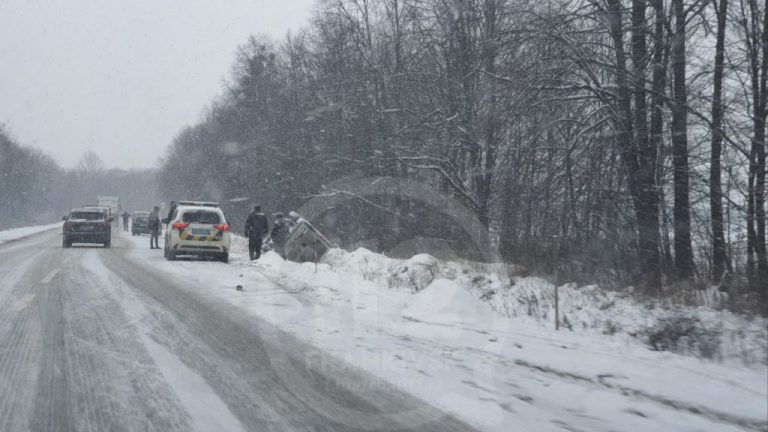 Через сніг і ожеледицю на Калущині авто злетіло з дороги та перекинулось ФОТО