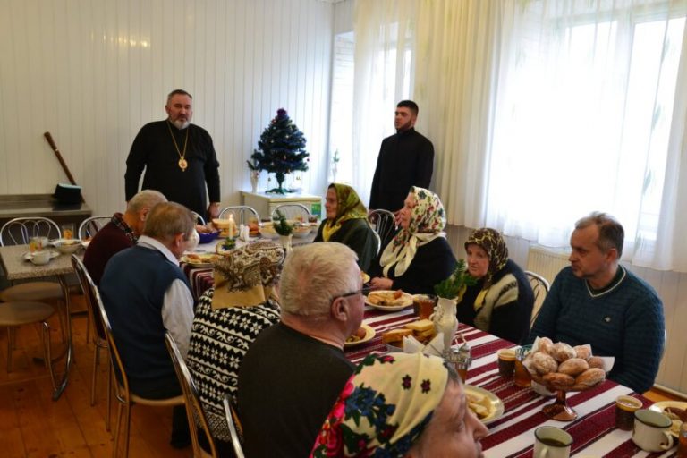 На Прикарпатті владика УГКЦ розділив Святвечір із потребуючими