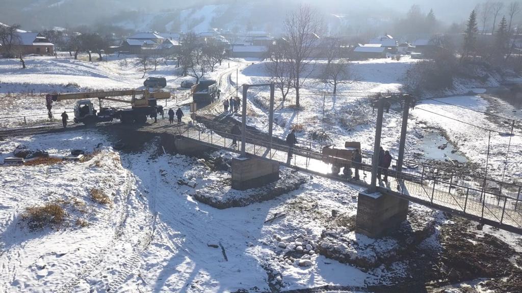 У селі на Косівщині відновили зруйнований повінню міст ФОТО