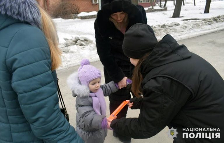 Поліціянти роздають прикарпатцям світловідбиваючі браслети ВІДЕО