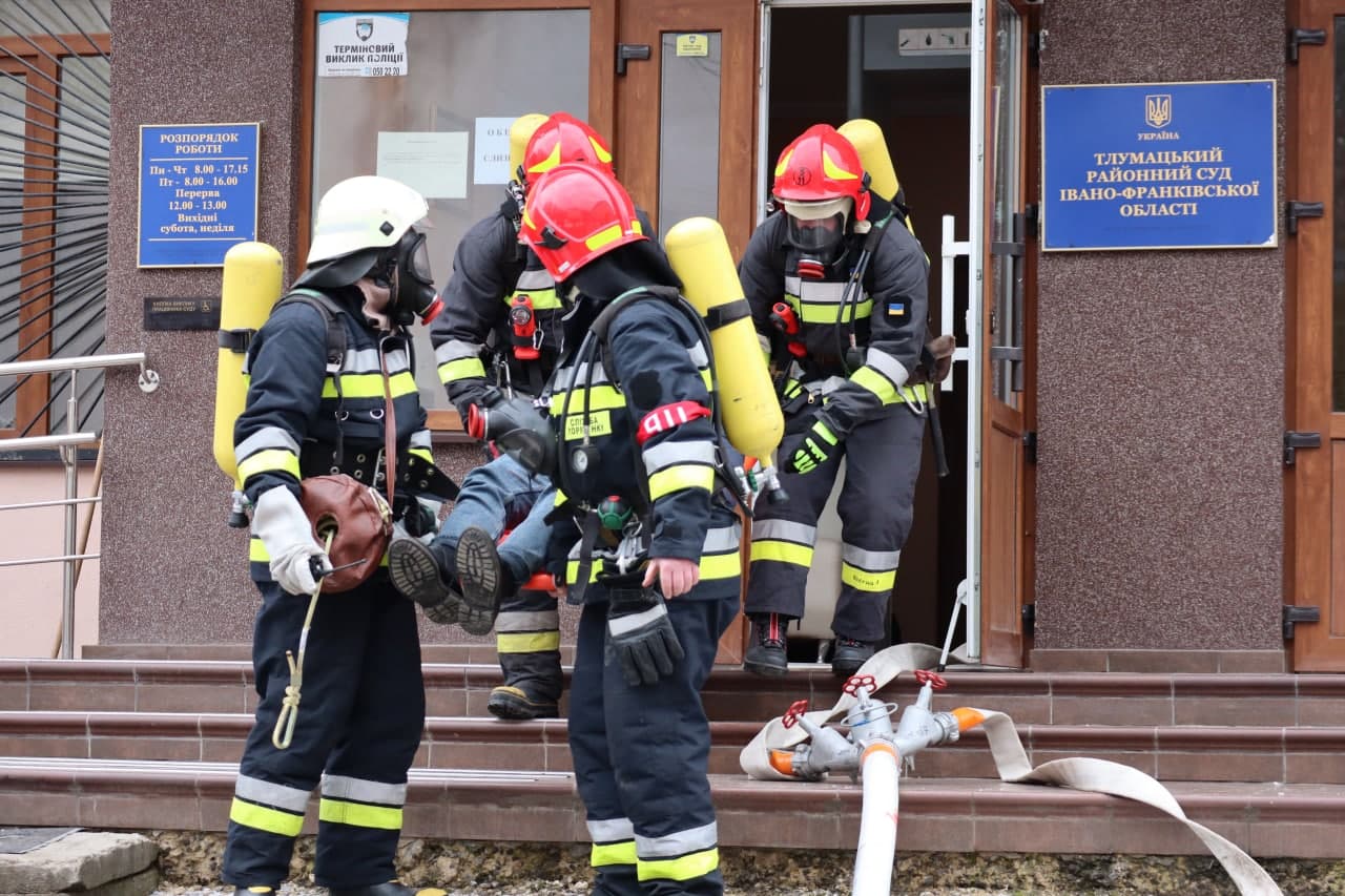 Прикарпатські вогнеборці вчилися гасити пожежу на території суду