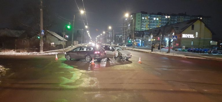 В Івано-Франківську не поділили дорогу два легковики ФОТО