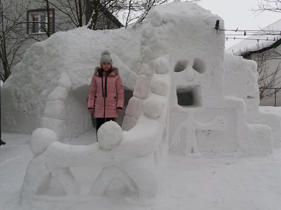 На Прикарпатті батько із донькою збудували справжній сніговий палац ФОТО