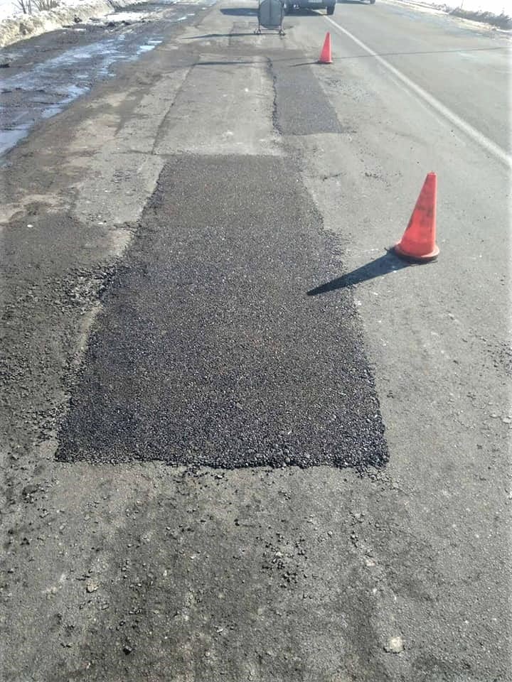 На автодорозі між Франківськом та Тернополем почали латати ями ФОТО