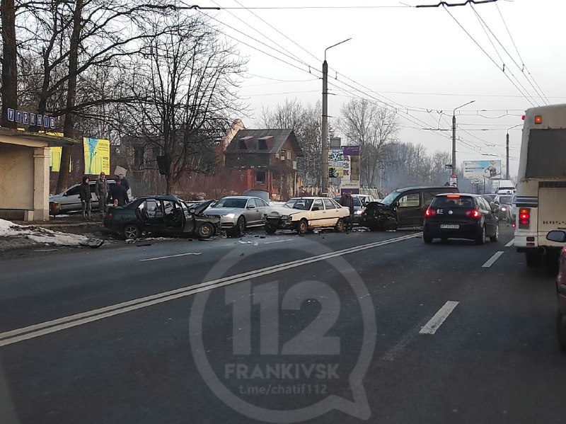 На в'їзді до Івано-Франківська трапилася масштабна автотроща - зіткнулися щонайменше чотири автомобілі