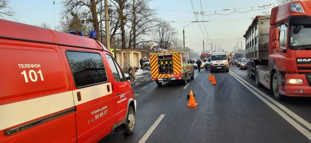 На в'їзді до Івано-Франківська трапилася масштабна автотроща - зіткнулися шість автомобілів, а одного із постраждалих намагаються реанімувати свідки події ФОТО та ВІДЕО