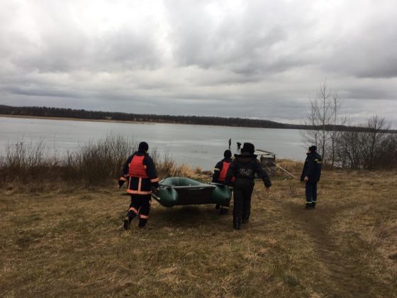 На Франківщині, надзвичайники близько години проводили операцію із порятунку рибалки, який провалився під кригу ФОТО та ВІДЕО