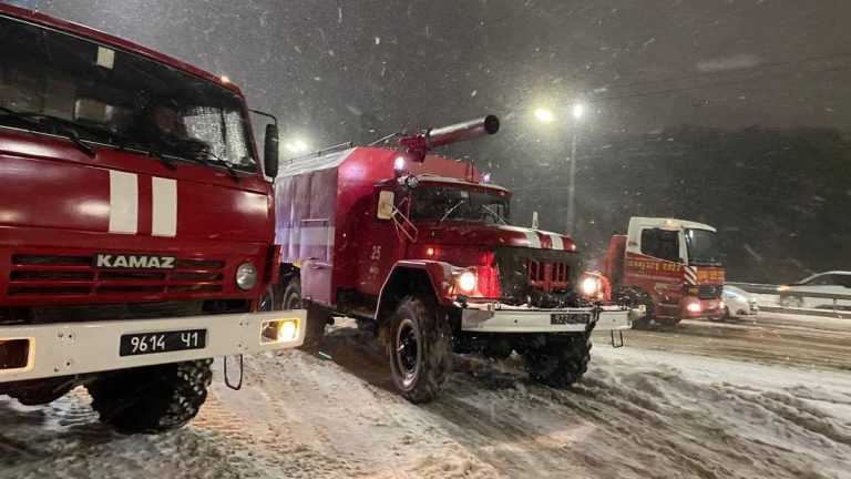 Спецтранспорт, легковики та мікроавтобуси: упродовж минулої доби прикарпатські надзвичайники витягнули із снігових заметів 15 автомобілів