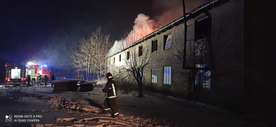 Цієї ночі на Франківщині спалахнув столярний цех - вогонь гасили цілу ніч ФОТО