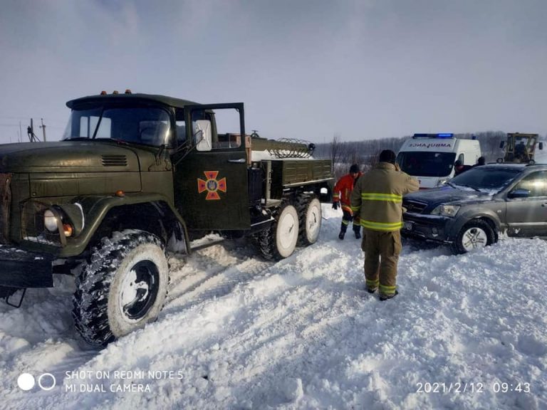 Легковики, вантажівки, швидкі та спецтранспорт - упродовж минулої доби прикарпатські рятувальники витягнули зі снігових заметів понад півсотні автомобілів