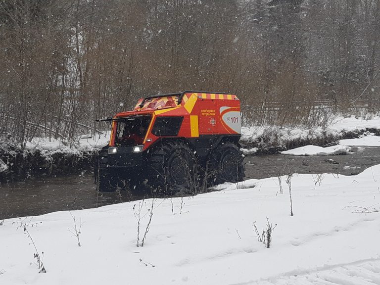 Прикарпатські надзвичайники знову витягали автомобілі та автобуси зі снігових заметів, а також допомагали медикам діставатися до хворих