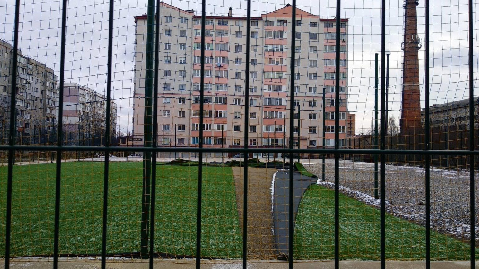У Франківську шквальний вітер “здув” м’яке покриття на спортивному майданчику ФОТО
