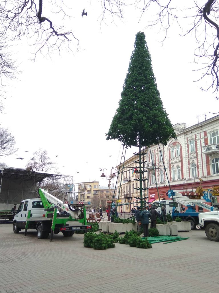 У центрі Франківська демонтують головну ялинку міста ФОТОФАКТ