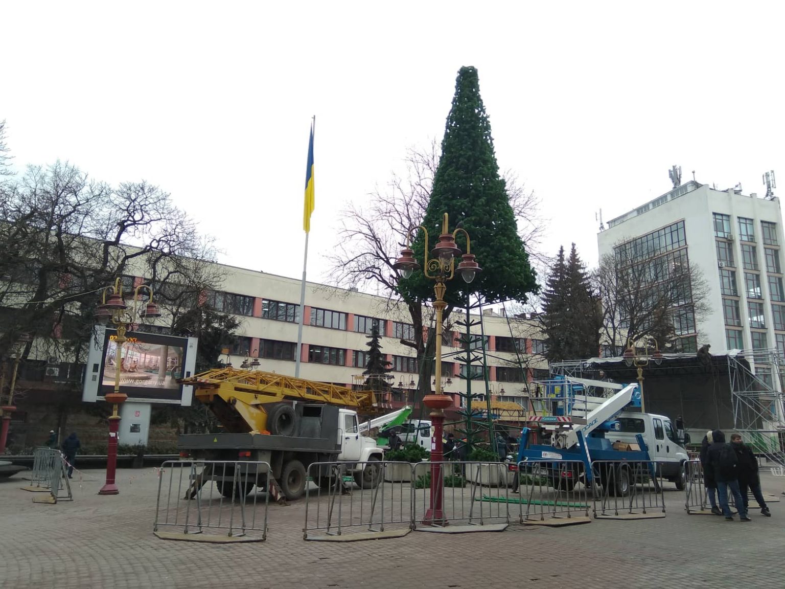 У центрі Франківська демонтують головну ялинку міста ФОТОФАКТ