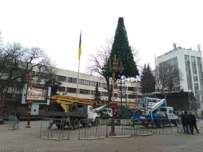 У центрі Франківська демонтують головну ялинку міста ФОТОФАКТ