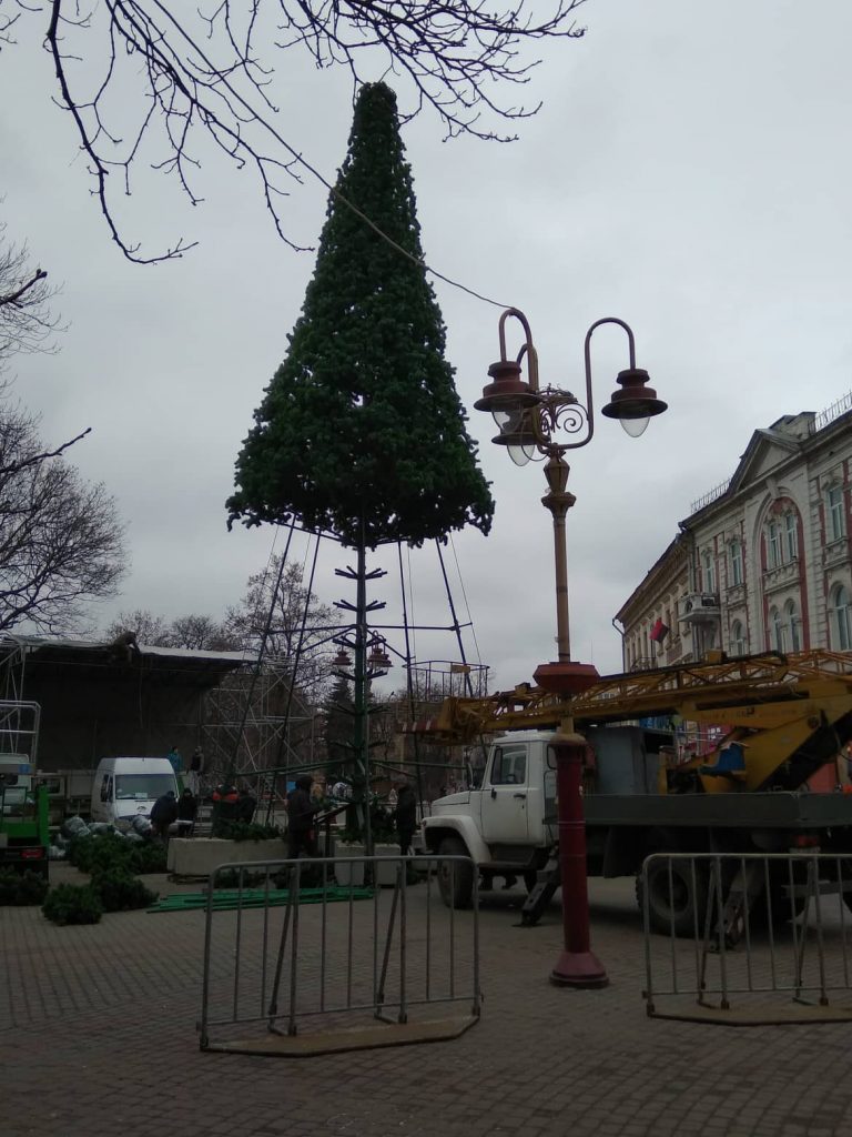 У центрі Франківська демонтують головну ялинку міста ФОТОФАКТ