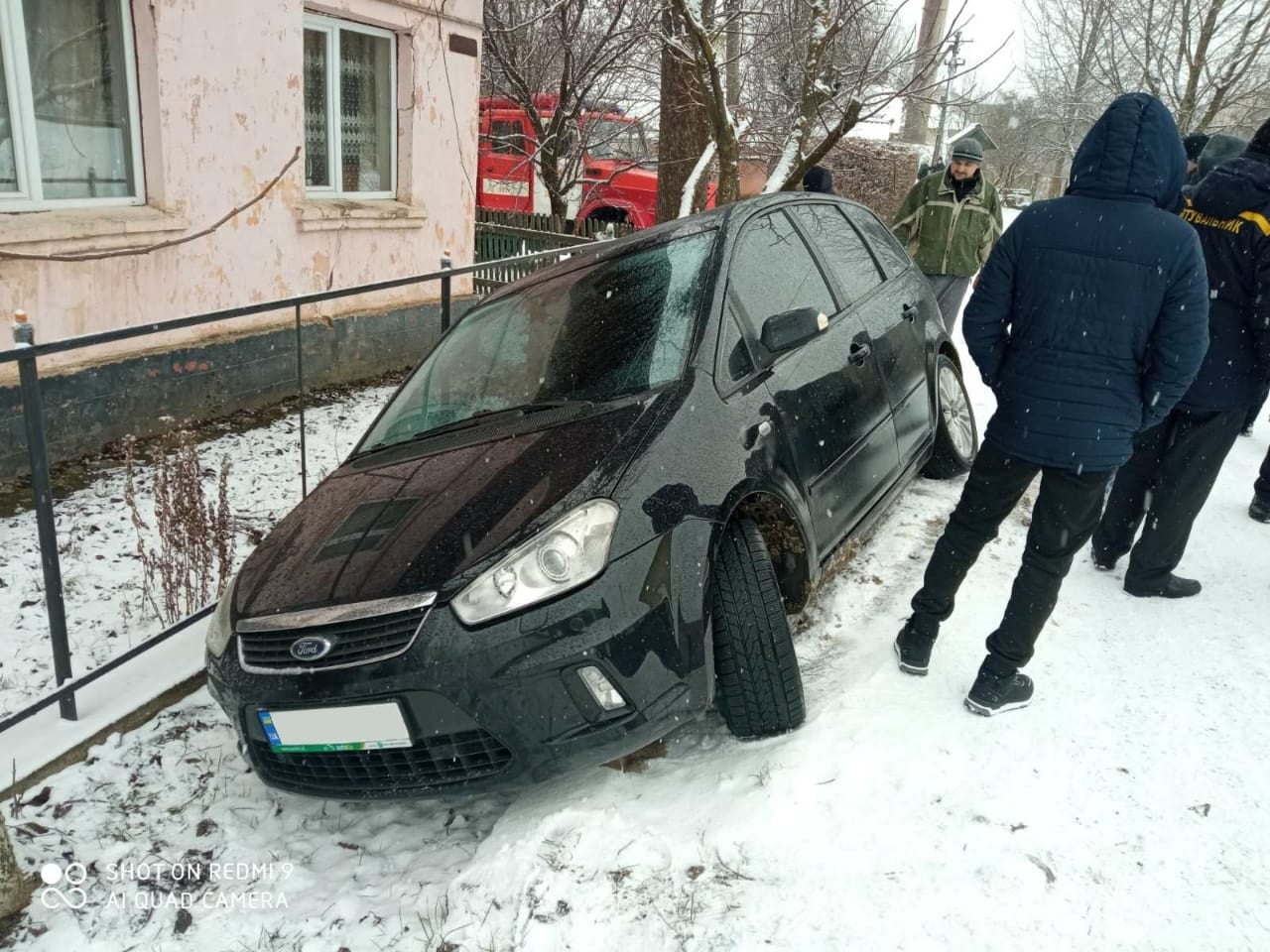 На Прикарпатті легковик на слизькій дорозі злетів у кювет