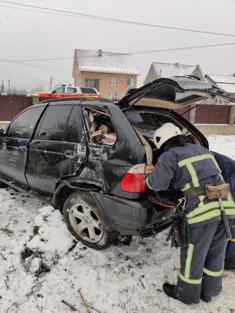 Упродовж минулої доби відразу декілька автомобілів на Прикарпатті злетіли зі слизьких доріг ФОТО