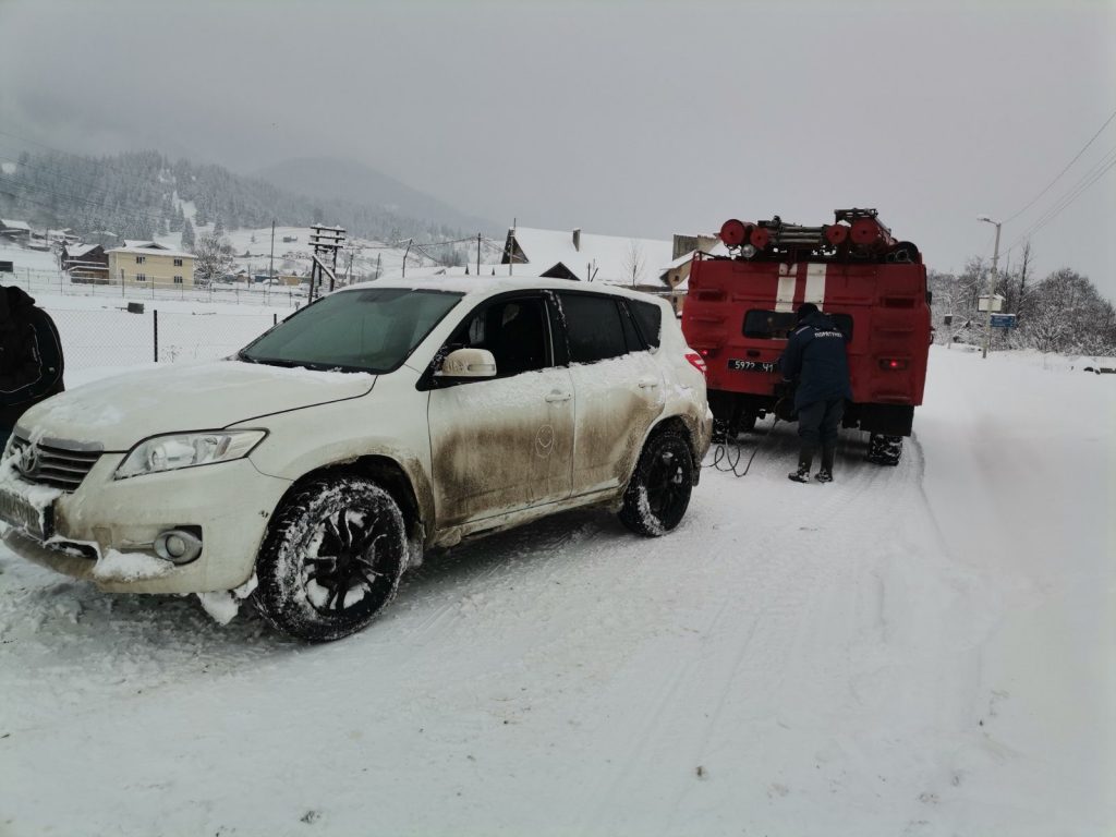 Через сніг та ожеледицю у гірському прикарпатському селі авто злетіло у кювет ФОТО та ВІДЕО