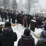 «Грай, Петрику, на небесах»: сотні людей попрощалися з відомим на всю Україну прикарпатським цимбалістом ФОТОРЕПОРТАЖ