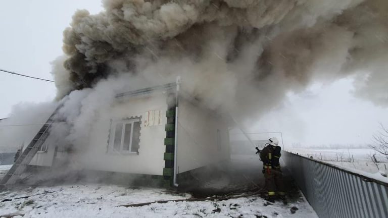 Вогнеборці близько години гасили пожежу будинку в Снятинській ОТГ ФОТО