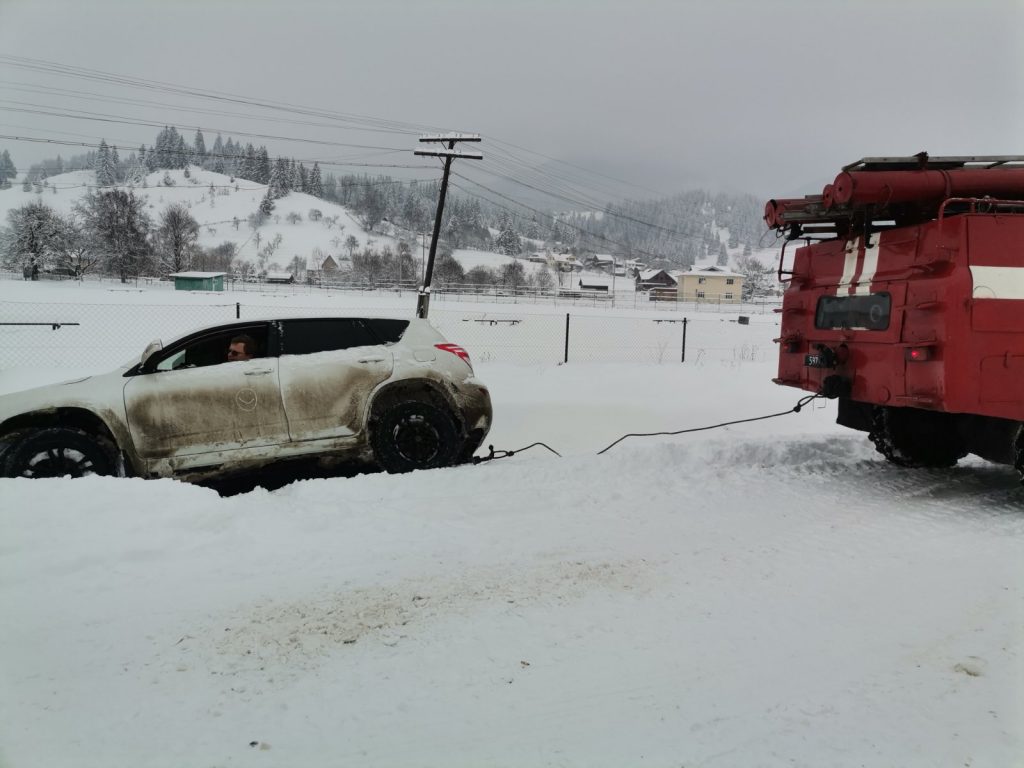 Через сніг та ожеледицю у гірському прикарпатському селі авто злетіло у кювет ФОТО та ВІДЕО