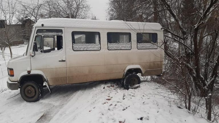 У Калуші мікроавтобус ледь не зірвався у 10-метрову прірву ФОТО