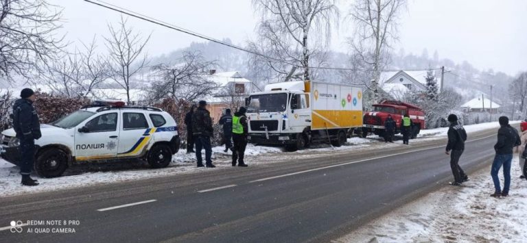 На Франківщині вантажівка «Укрпошти» врізалась в електропору ФОТО