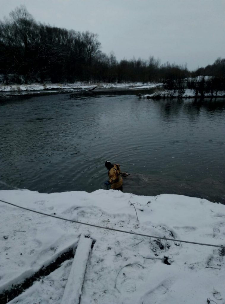 У ріці неподалік Франківська виявили потопельника - тіло з дна водойми витягували рятувальники ФОТО