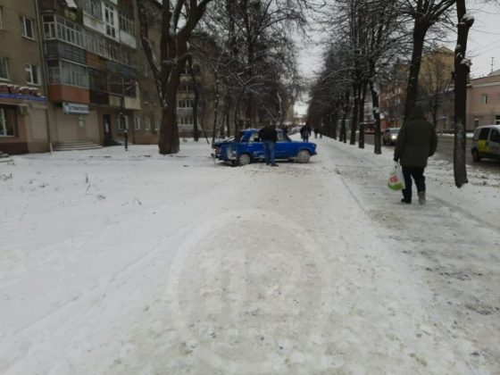 На Пасічній горе-водій протягом години вчинив дві ДТП і втік ФОТО