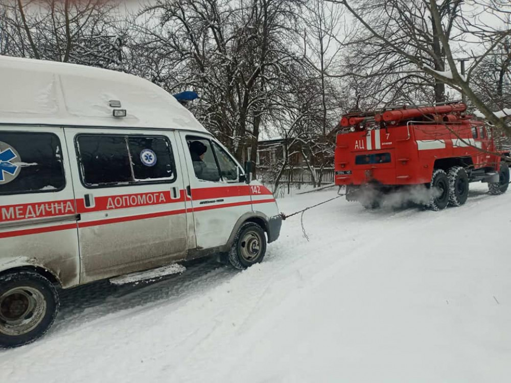 Прикарпатські рятувальники буксували «швидку», що поспішала на виклик