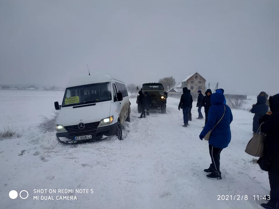 На Івано-Франківщині рейсовий автобус з 18 пасажирами опинився у кюветі ФОТО