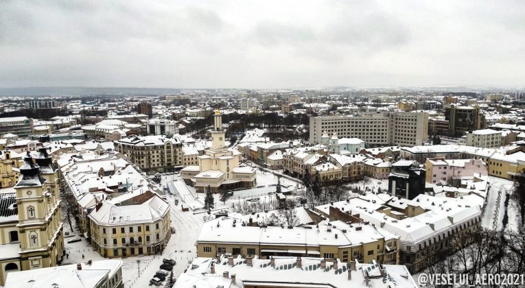 Як виглядає засніжений Івано-Франківськ з висоти: казкові фото