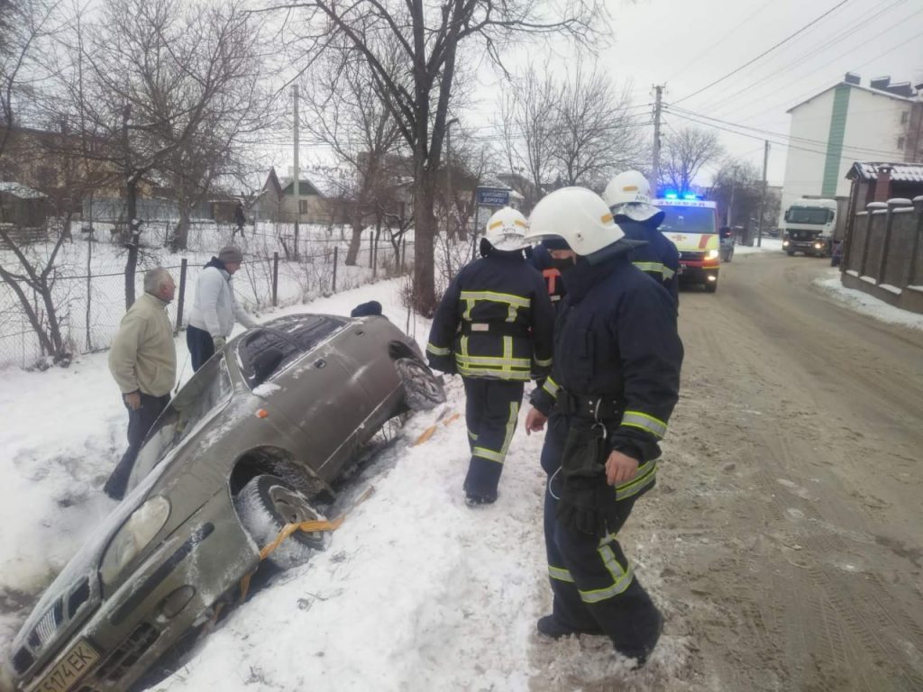 На Франківщині легковик на засніженій дорозі злетів у кювет