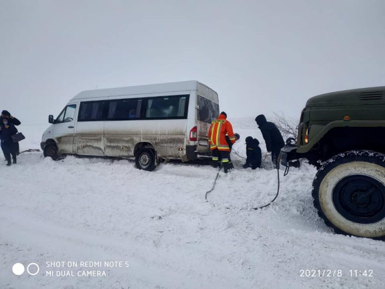 На Івано-Франківщині рейсовий автобус з 18 пасажирами злетів у кювет ФОТО